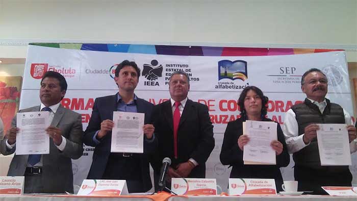Firman convenio contra analfabetismo en 19 municipios