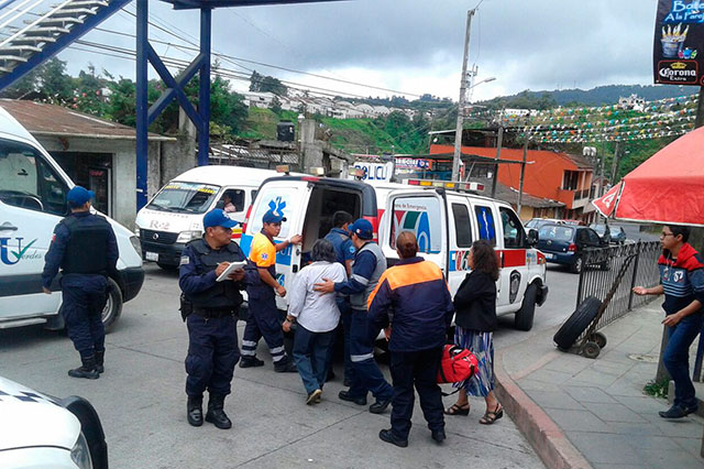 Ancianas resultan heridas tras caer de puente peatonal en Teziutlán