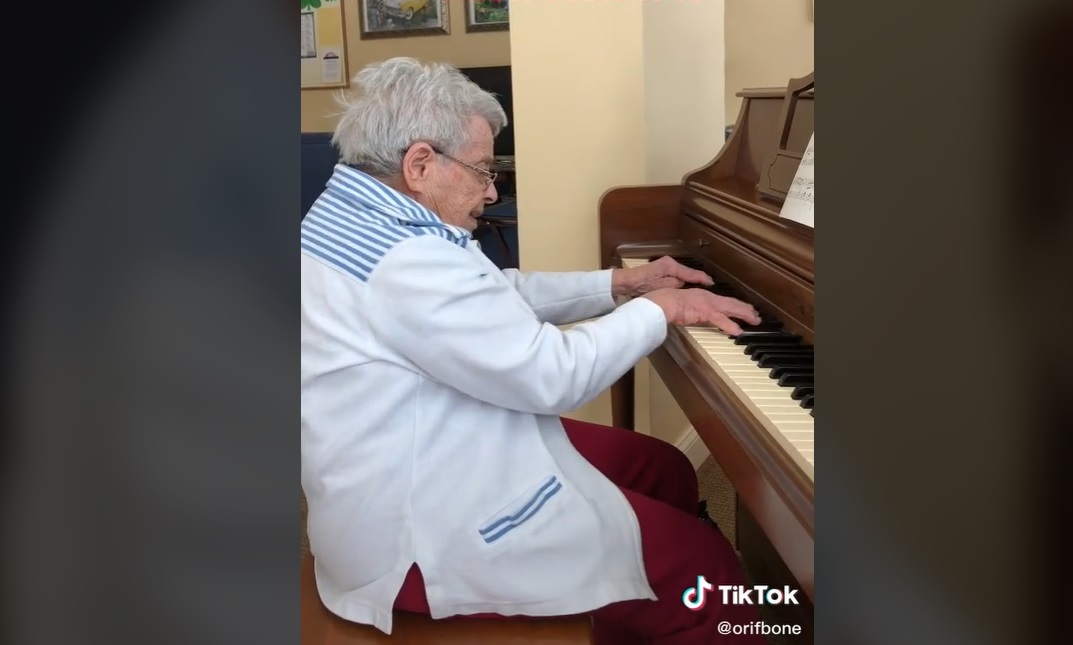 VIDEO A sus 92 años y con Alzheimer, interpreta sonata de Beethoven