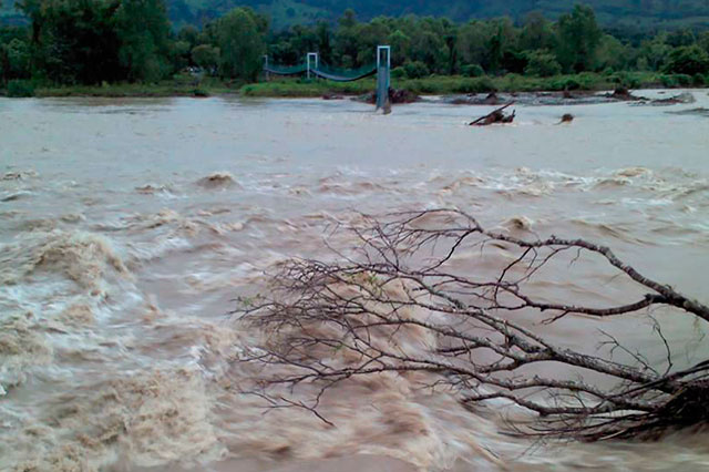 Buscan a persona que cayó al río en Acateno