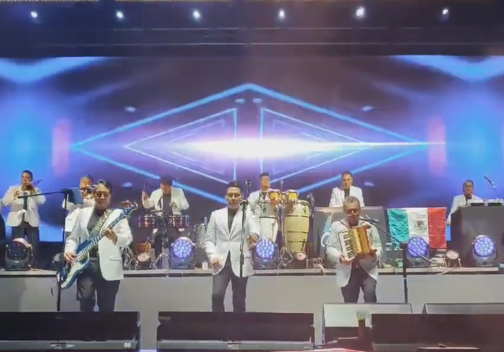 A ritmo de cumbia, los Ángeles Azules sacudieron el Paseo Bravo