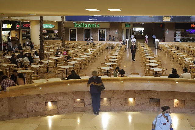 Cierra centro comercial Angelópolis por coronavirus