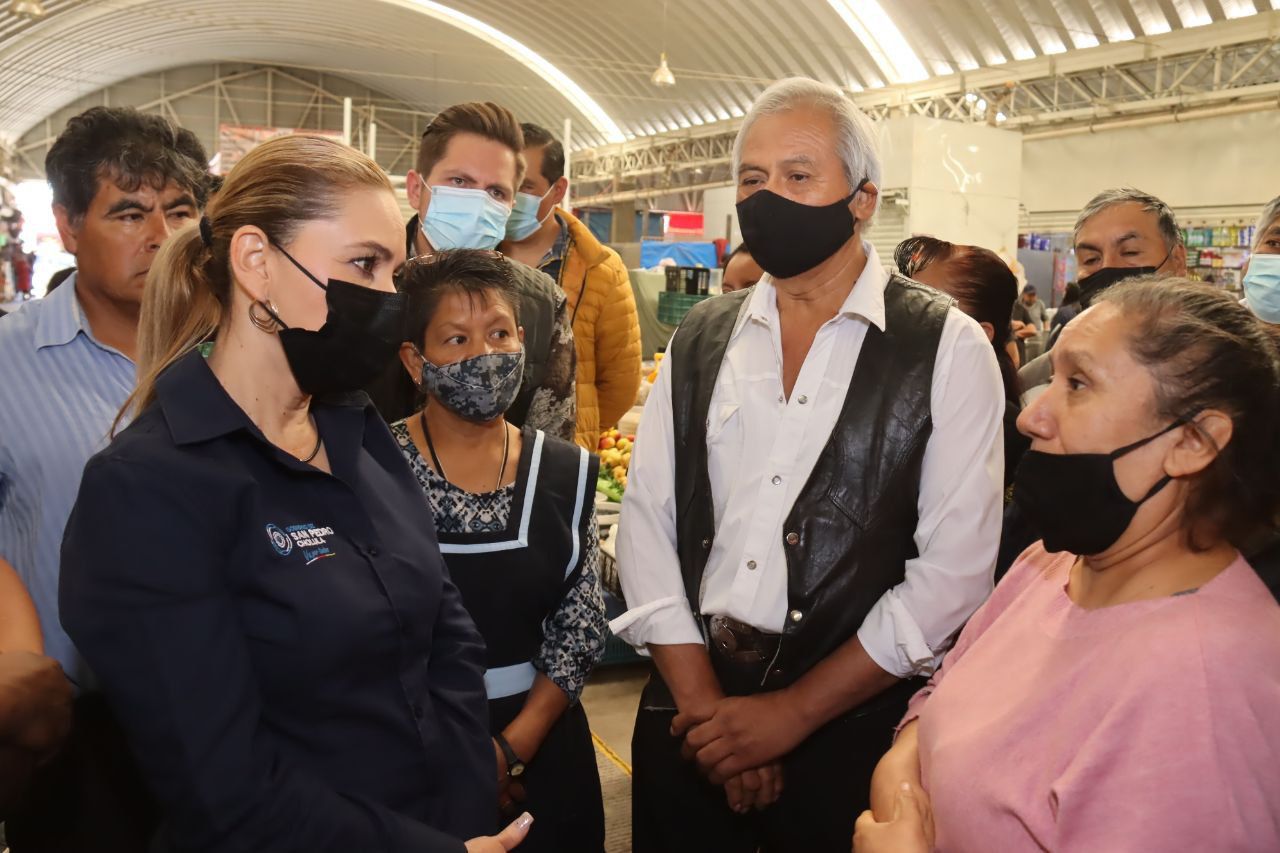 Angón entrega rejas en el tianguis de Santiago Mixquitla