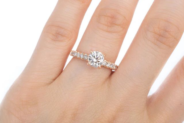 Mujer encuentra anillo de bodas en gimnasio de Puebla y busca devolverlo a su dueño