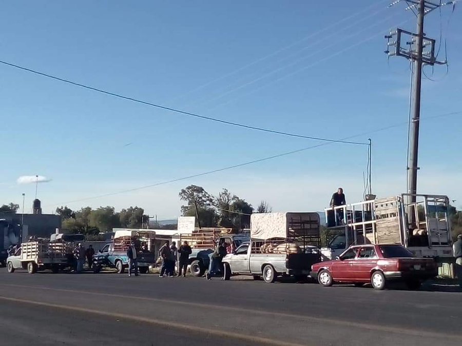 Ganaderos se instalan en la federal a Tehuacán por cierre de tianguis en Tepeaca