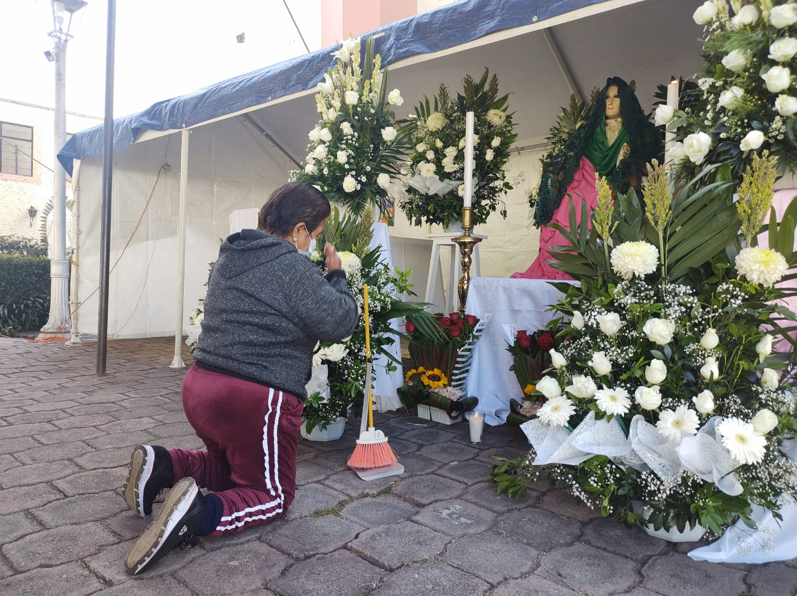 VIDEO Poblanas acuden a venerar a Santa Anita