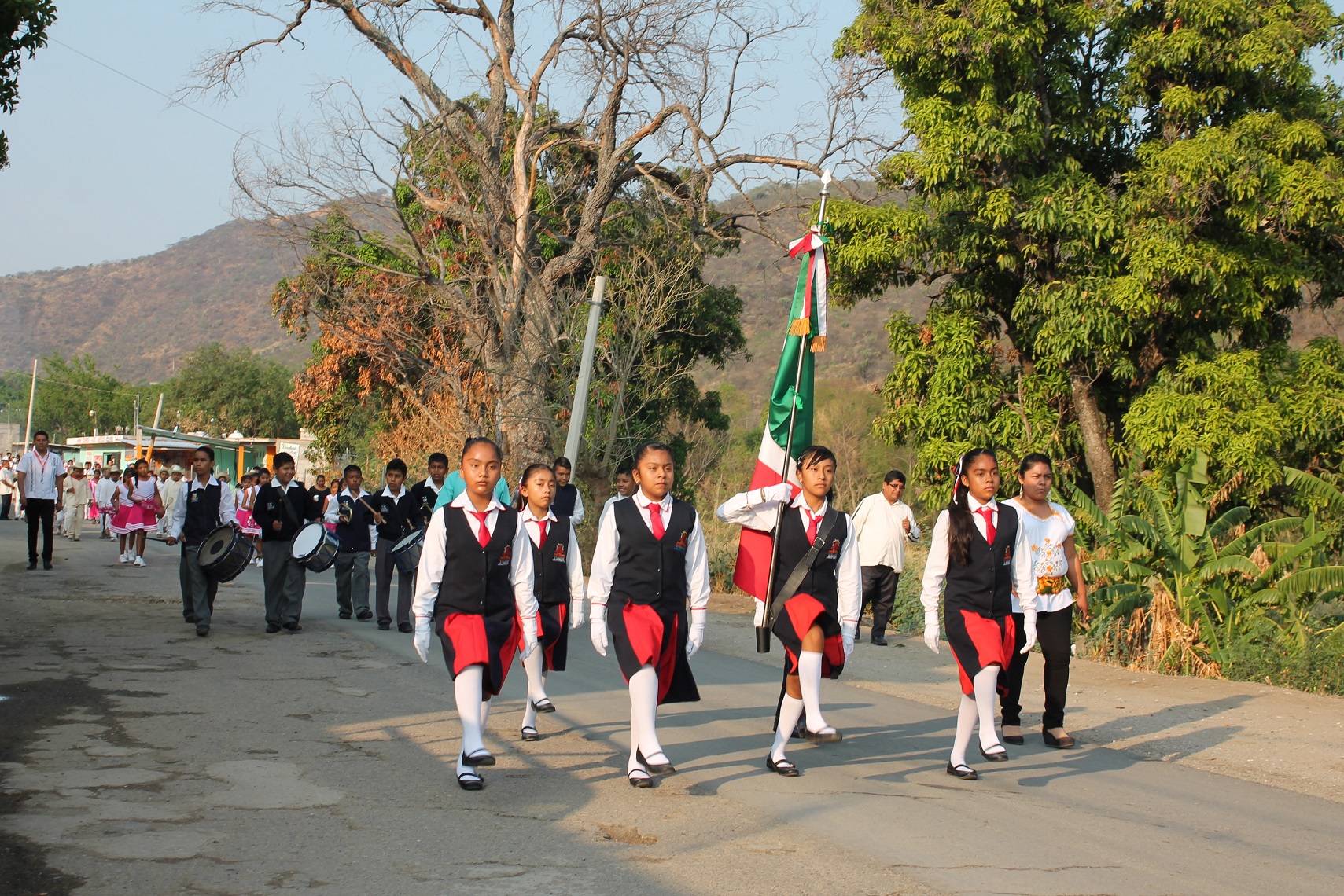 Conmemoran en Xayacatlán 139 años de ser municipio libre con desfile cívico