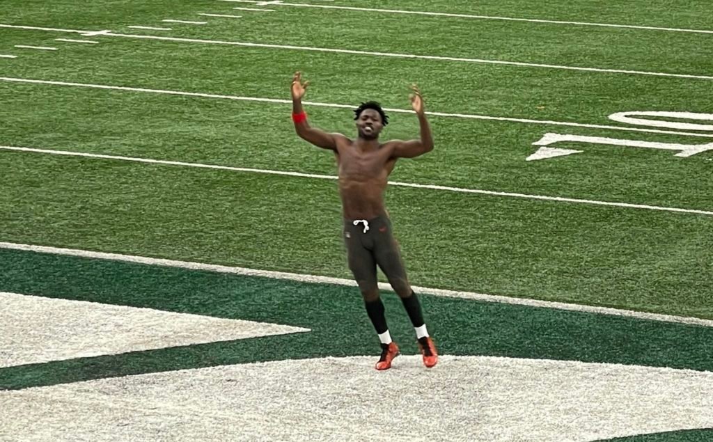 Ya no es un bucanero: Antonio Brown se quita el jersey y abandona partido