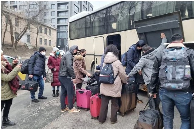 Más de 300 mil personas han huido de Ucrania tras la invasión rusa