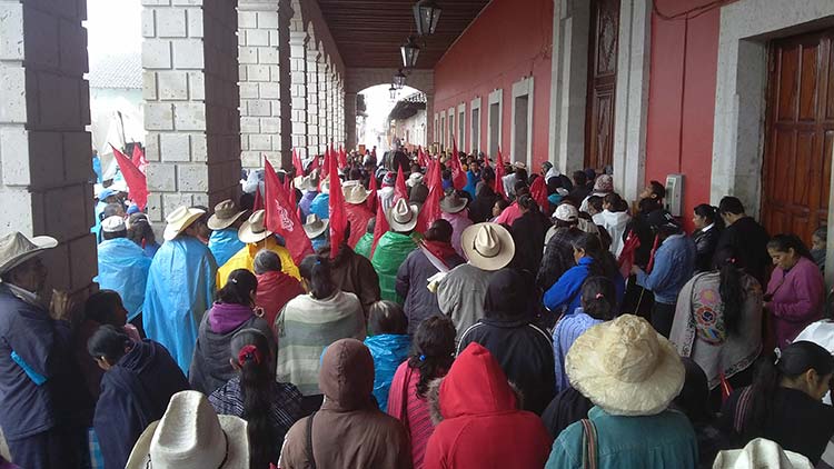 Protestan Antorchistas frente al palacio municipal de Zacapoaxtla