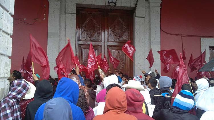 Protestan Antorchistas frente al palacio municipal de Zacapoaxtla