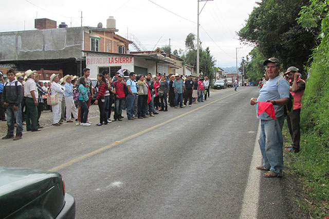 Antorcha cierra Interserrana para exigir obras en Tlaola