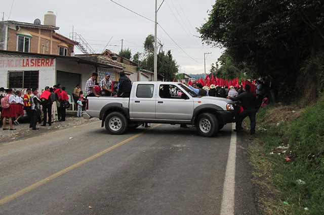 Antorcha cierra Interserrana para exigir obras en Tlaola