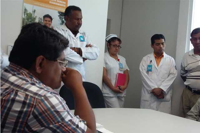 Acusa Antorcha muerte por negligencia en Acatlán; Salud lo niega