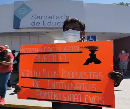 Protestan maestros antorchistas en la SEP