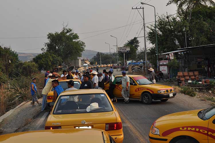 Responsabiliza Antorcha Campesina a caciques por taxis piratas