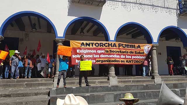 Antorchistas se manifiestan en Cuayuca por mejores hospitales