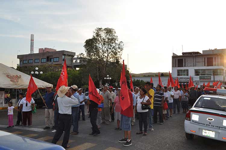 Protesta Antorcha contra presidente municipal de Acatlán de Osorio