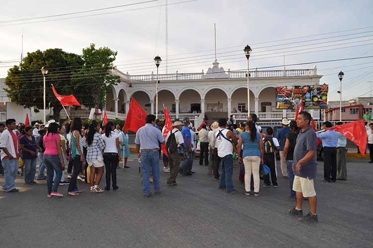 Protesta Antorcha contra presidente municipal de Acatlán de Osorio