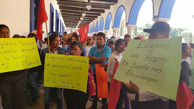 Antorchistas se manifiestan en Cuayuca por mejores hospitales