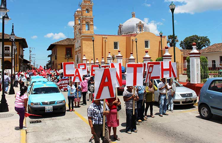 Marchan Antorchistas contra el presidente de Zacapoaxtla 
