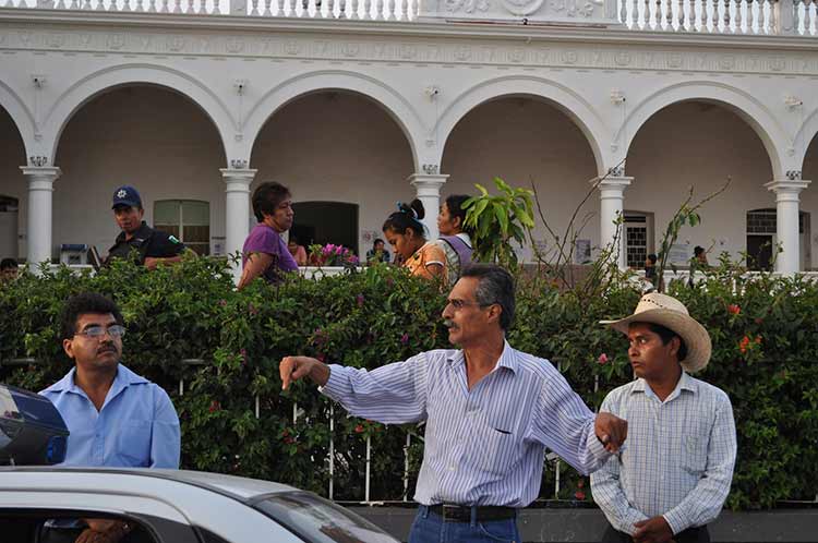 Protesta Antorcha contra presidente municipal de Acatlán de Osorio