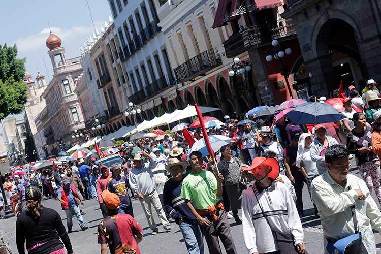 Marchan Antorchistas en Puebla por conflictos laborales en Mex Mode