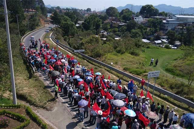 Antorchistas protestan en Huauchinango y Puebla para exigir reconstrucción tras Earl