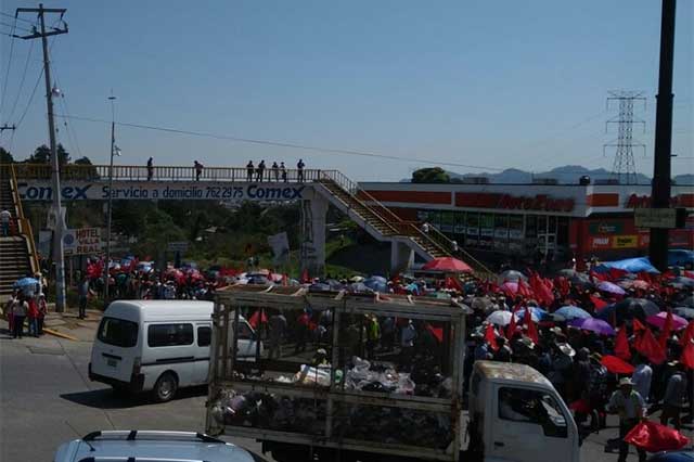 Antorchistas protestan en Huauchinango y Puebla para exigir reconstrucción tras Earl