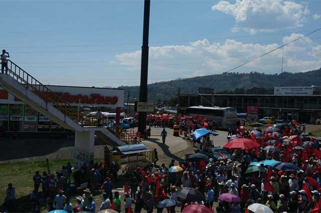Antorchistas protestan en Huauchinango y Puebla para exigir reconstrucción tras Earl