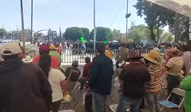 Corren a gritos a antorchista en entrega de fertilizantes en Huejotzingo