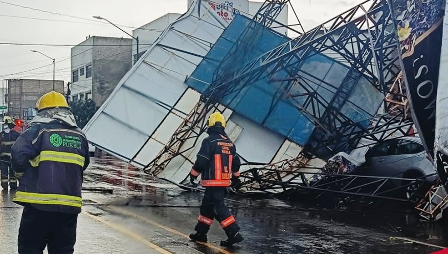 FOTOS Cae espectacular sobre autos en la 31 poniente tras tormenta