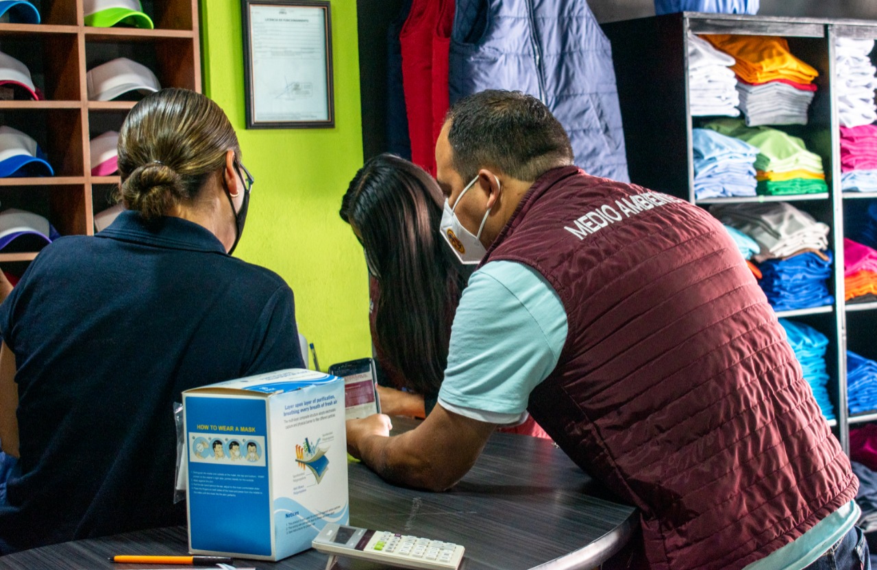 Ayuntamiento de Puebla inspecciona publicidad en negocios del Centro Histórico 