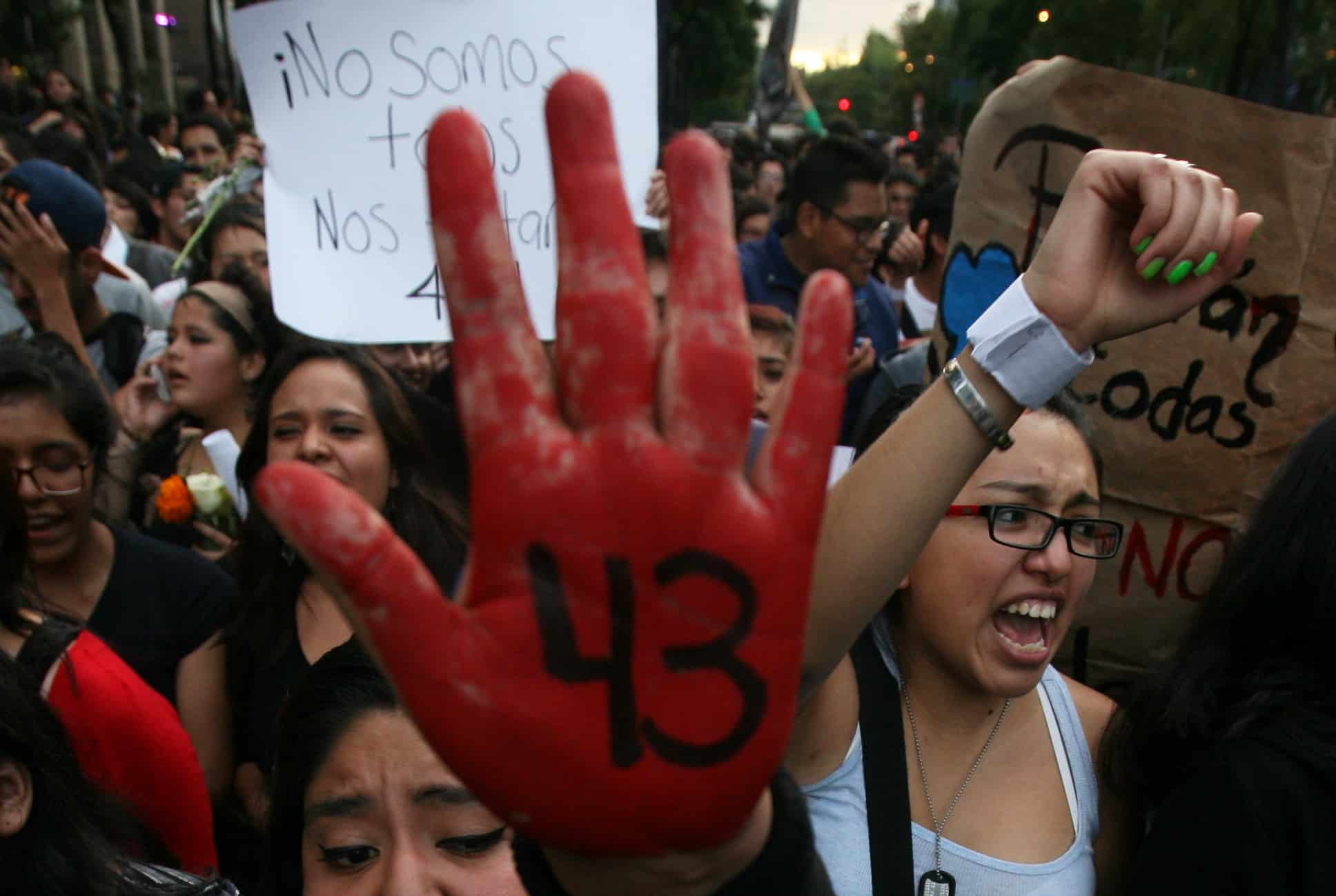 A 8 años de Ayotzinapan, padres protestan pacíficamente en la CDMX