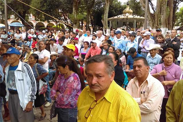 Devolverán pobladores a CFE los vehículos retenidos en el centro de Huauchinango