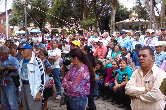 Devolverán pobladores a CFE los vehículos retenidos en el centro de Huauchinango