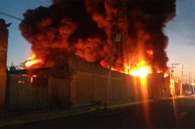 Después de 10 horas, bomberos sofocan incendio en San Jerónimo Caleras