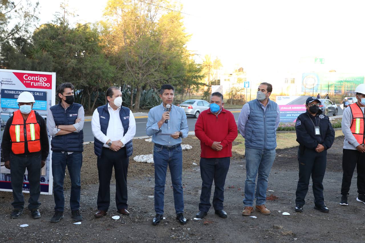 Pavimentan calle Educadores en Puebla capital