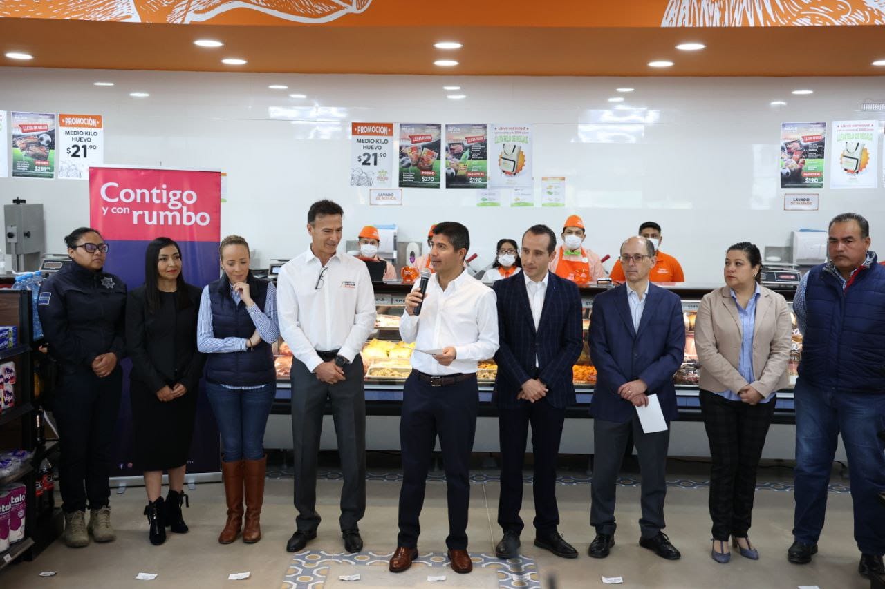 Eduardo Rivera inaugura la primera tienda Mercado Bachoco en el país