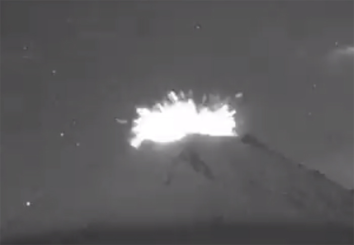 VIDEO Captan impresionantes explosiones en el Popocatépetl