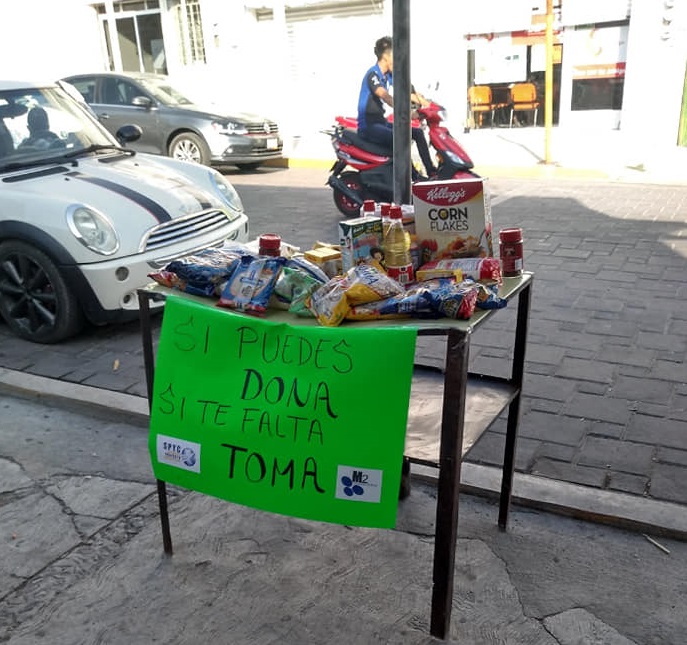 En Tecamachalco colocan mesas con alimentos para quienes no tienen