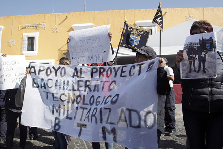 Analiza SEP si Bachillerato Vicente Suárez seguirá con calificación militarizada