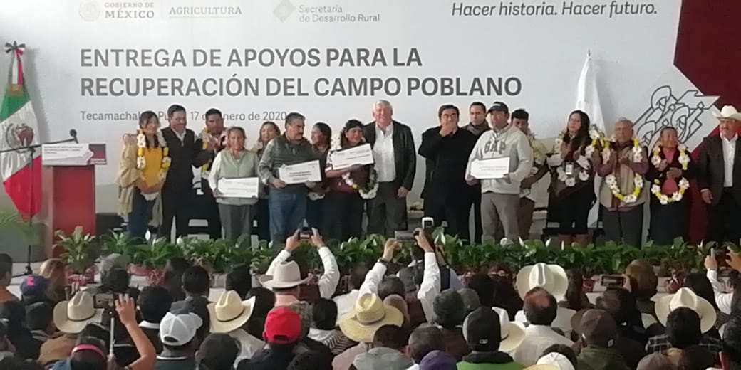 Barbosa entrega apoyos a campesinos de Tecamachalco y Serdán