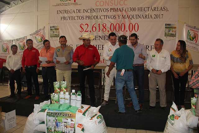 Líder del CONSUCC entrega apoyos por más de 2.6 millones de pesos