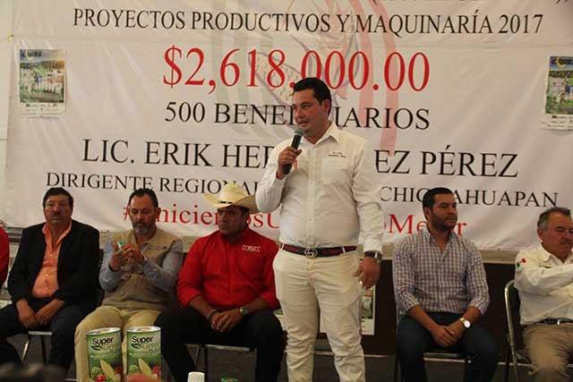 Líder del CONSUCC entrega apoyos por más de 2.6 millones de pesos