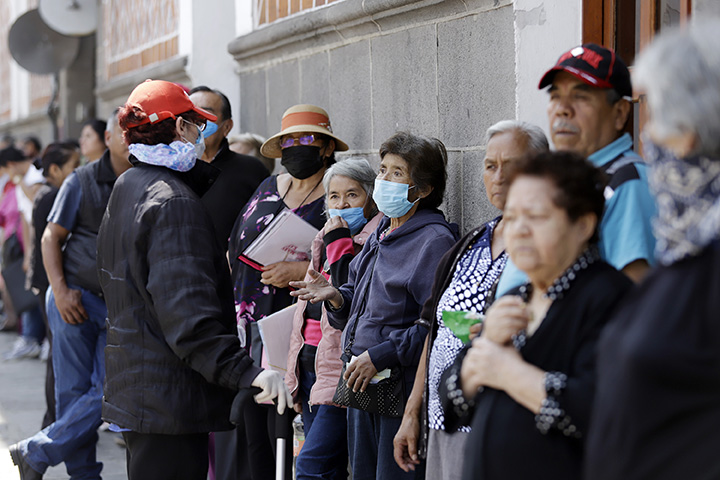 Abuelitos esperan 5 horas para cobrar dinero del programa 68 y más