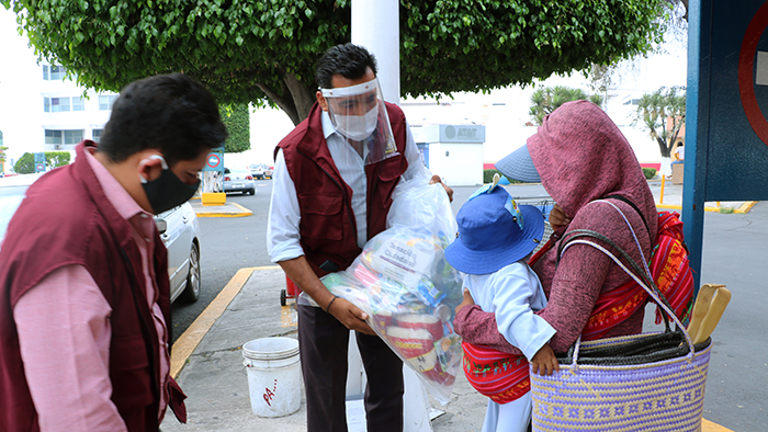 SEDIF entrega despensas a familias vulnerables en la capital poblana