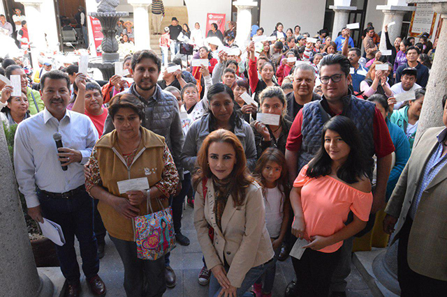 Entregan en San Pedro apoyos a afectados por sismo del 19S