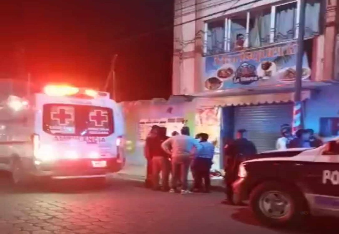 Hombre es apuñalado por mujer en violento asalto en Tehuacán