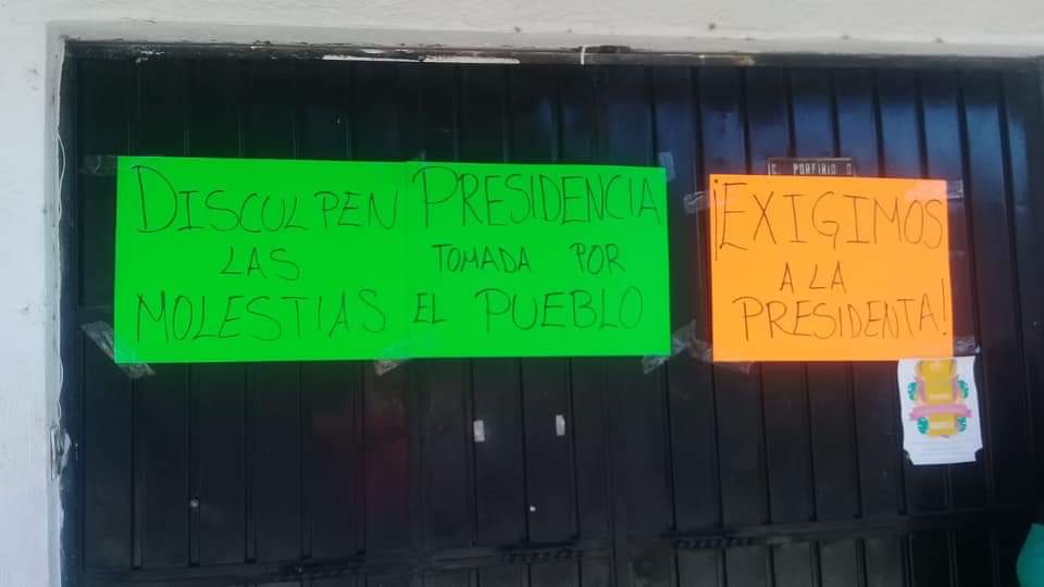 Cierran alcaldía de Aquixtla, exigen destituir a Judith Fernández